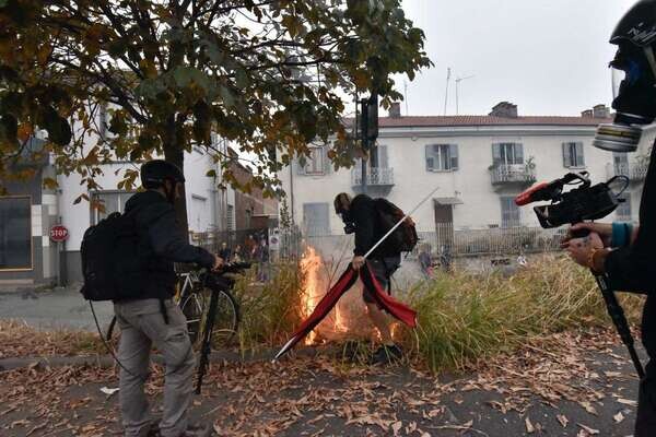  Clashes Police against G7 manifestant near Reggia